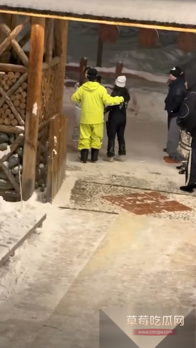 女生为了省几万房租在新疆阿勒泰禾木雪场与别的男的共住一室 9 女生为了省几万房租在新疆阿勒泰禾木雪场与别的男的共住一室 9