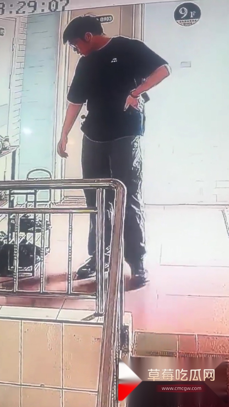 女白领水杯多次被男同事射入自慰精液 14