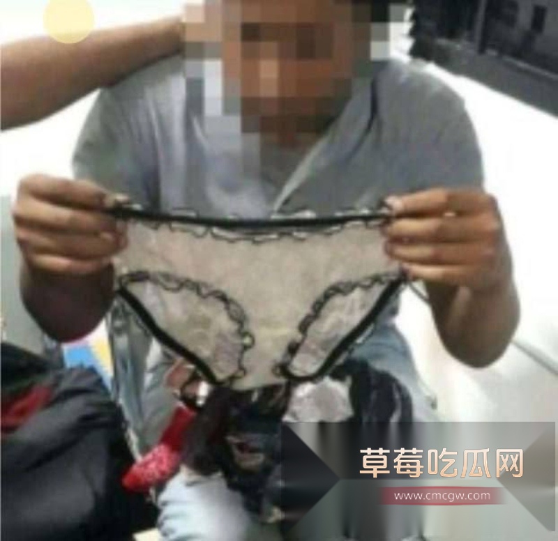 女白领水杯多次被男同事射入自慰精液 17