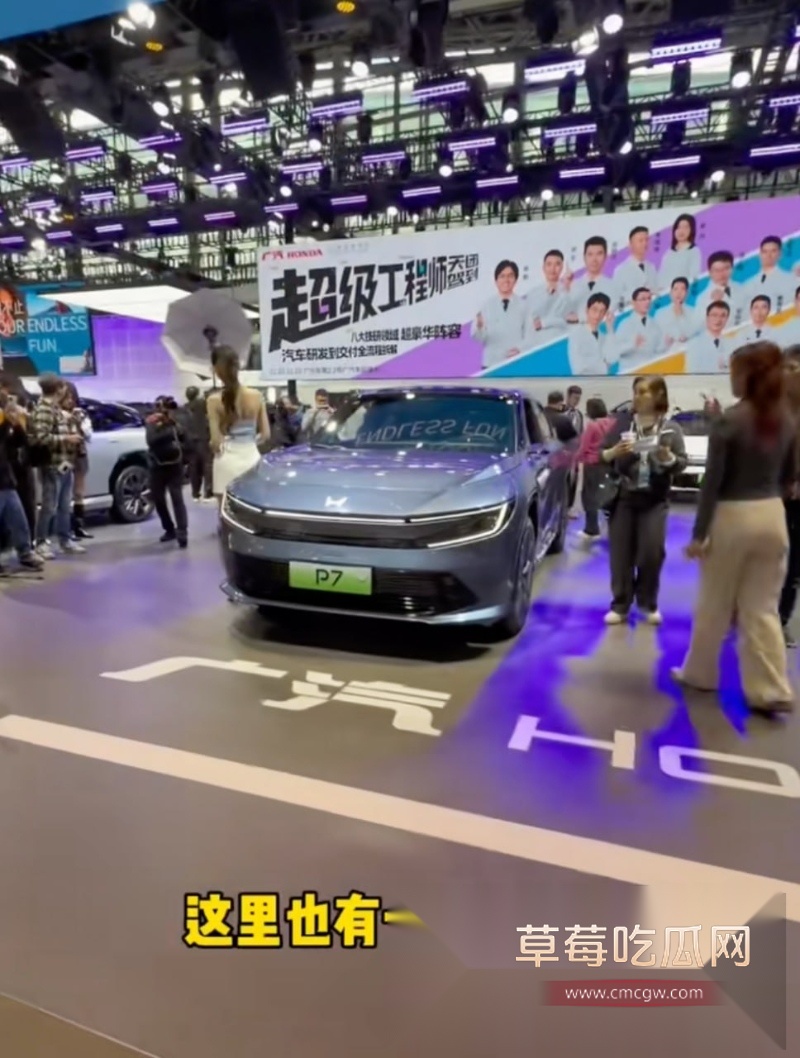 小鹏p7车展惊现绿衣模特在线擦边 10