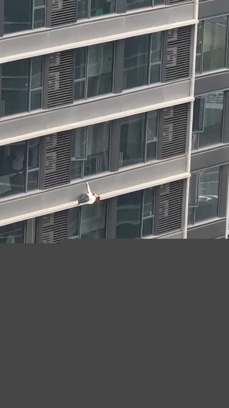 深圳湾悦府二期女子高空坠楼全过程清晰曝光 3 深圳湾悦府二期女子高空坠楼全过程清晰曝光 3