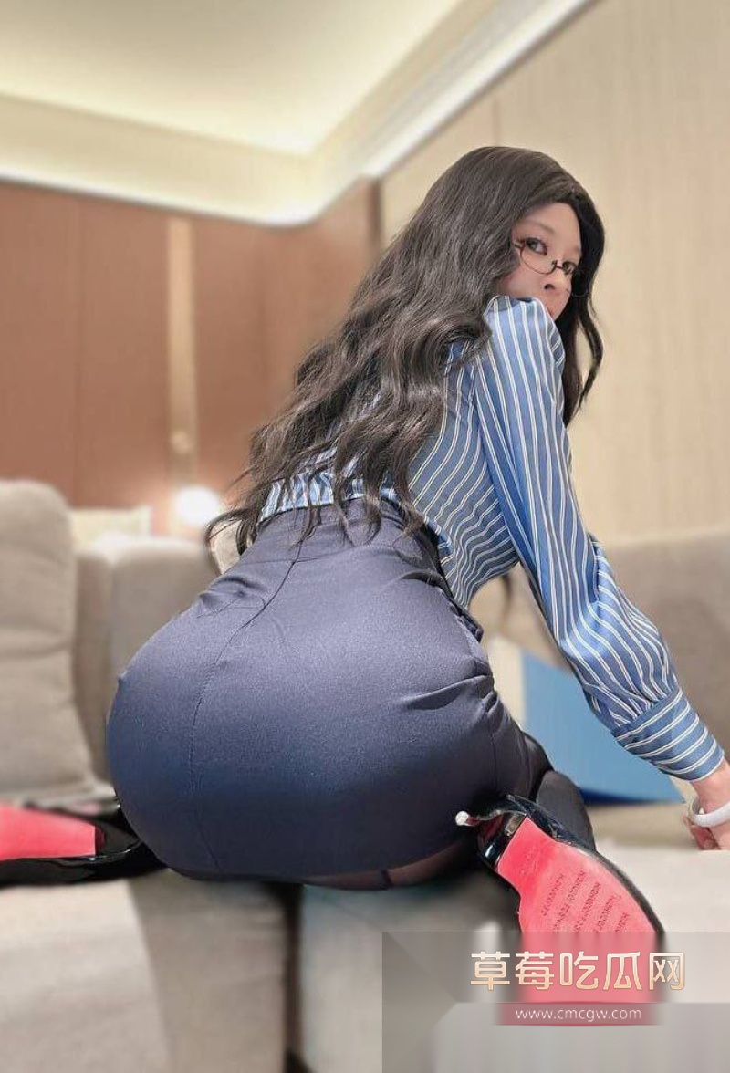 小骚货为了老公工作 用淫荡肉体贿赂老公上司 1 小骚货为了老公工作 用淫荡肉体贿赂老公上司 1