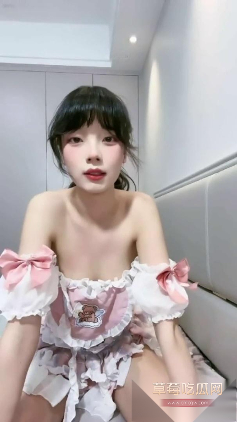 白肤清纯反差骚妹梦梦 1 白肤清纯反差骚妹梦梦 1