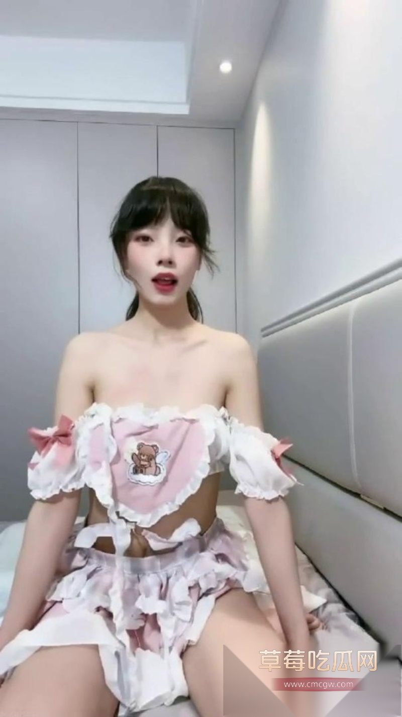 白肤清纯反差骚妹梦梦 3 白肤清纯反差骚妹梦梦 3