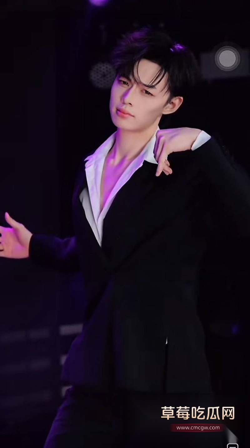 网红男团成员上班主播下班男模 21