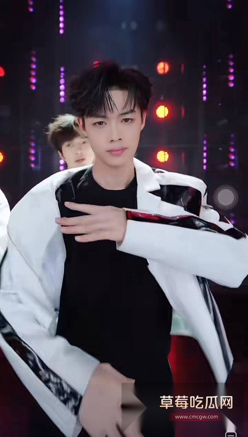 网红男团成员上班主播下班男模 26