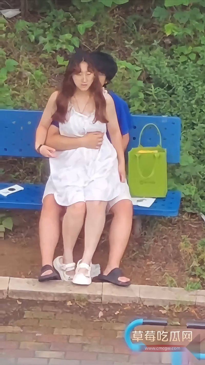 小情侣在户外蓝色长椅激情时刻 1