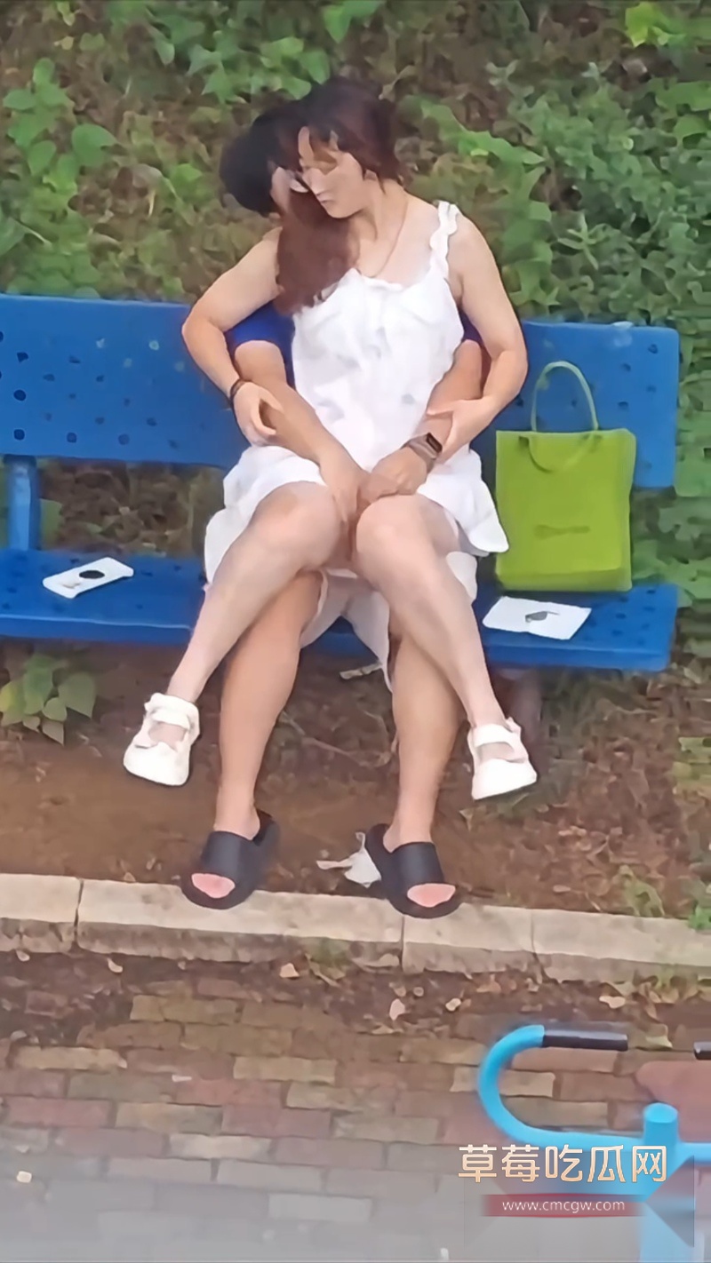 小情侣在户外蓝色长椅激情时刻 2