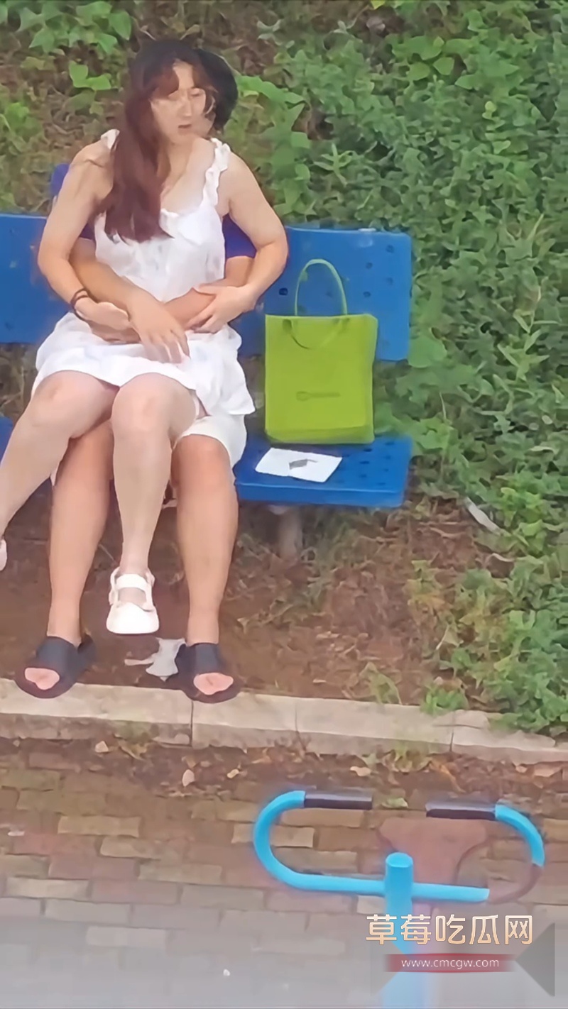 小情侣在户外蓝色长椅激情时刻 3