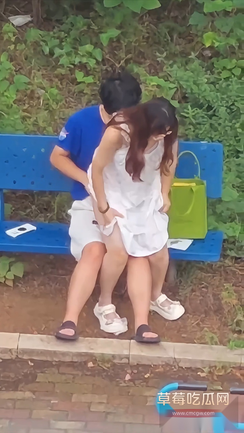 小情侣在户外蓝色长椅激情时刻 4