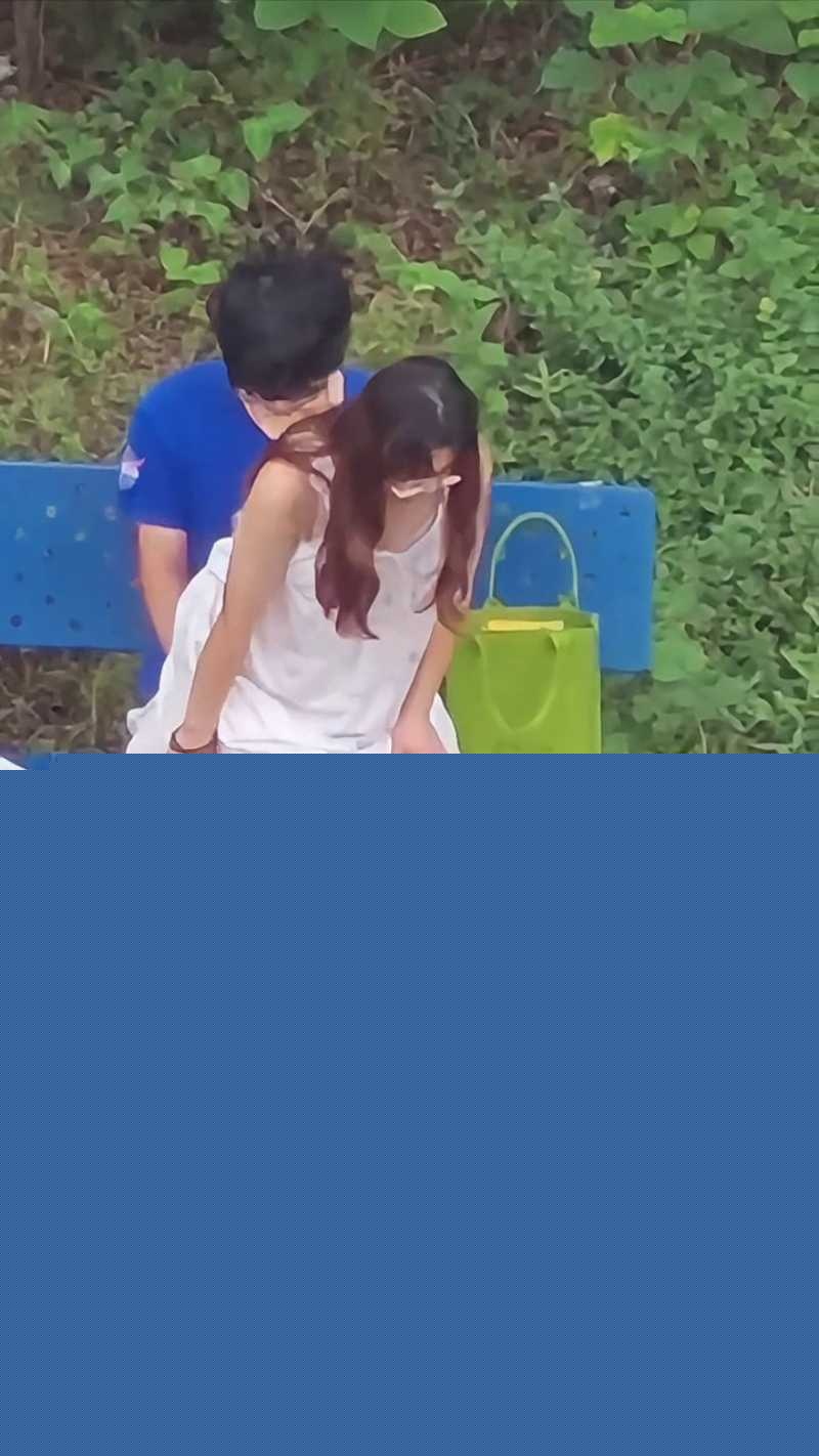 小情侣在户外蓝色长椅激情时刻 5