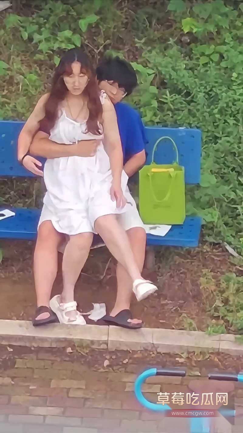 小情侣在户外蓝色长椅激情时刻 6