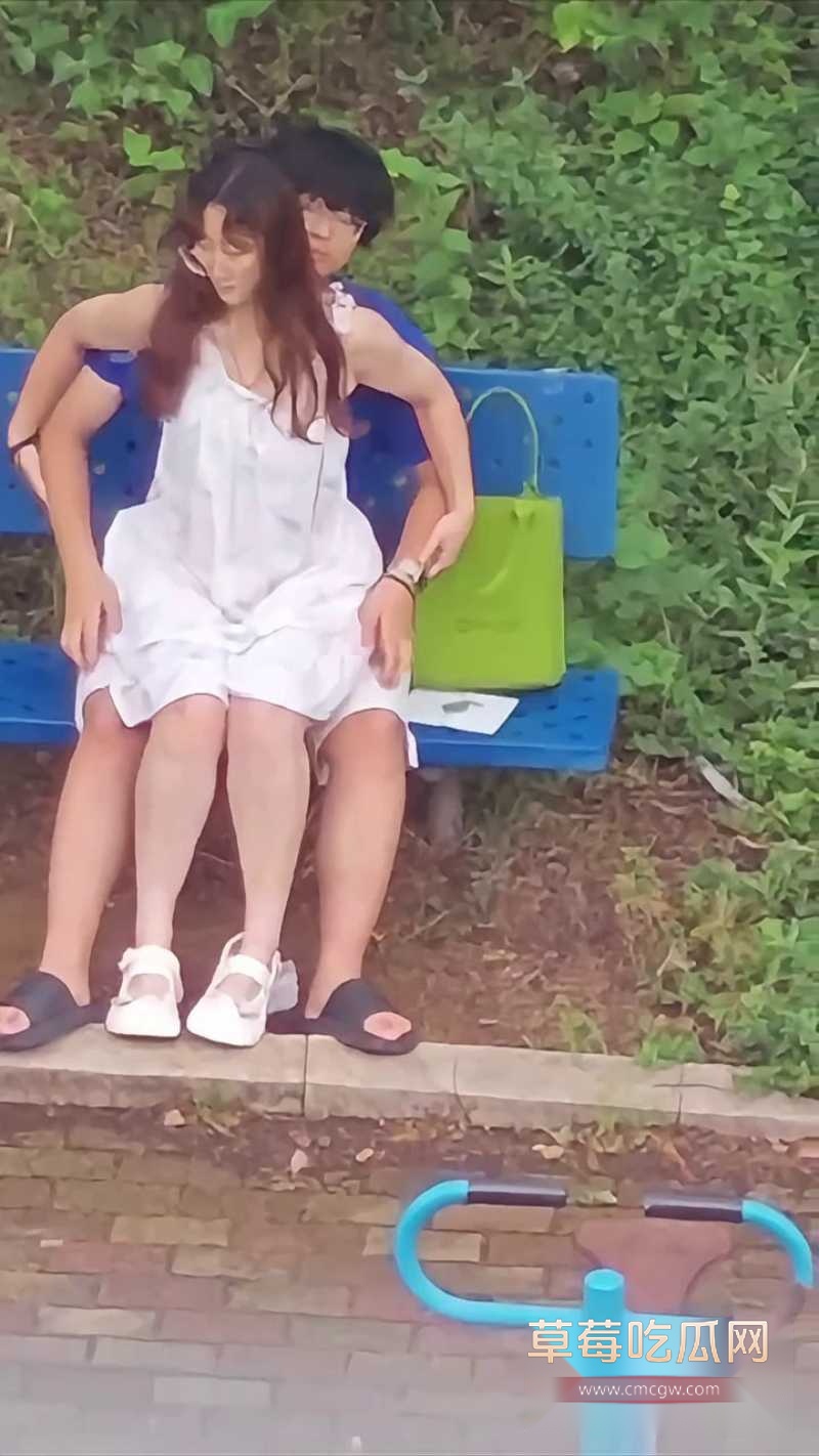 小情侣在户外蓝色长椅激情时刻 7