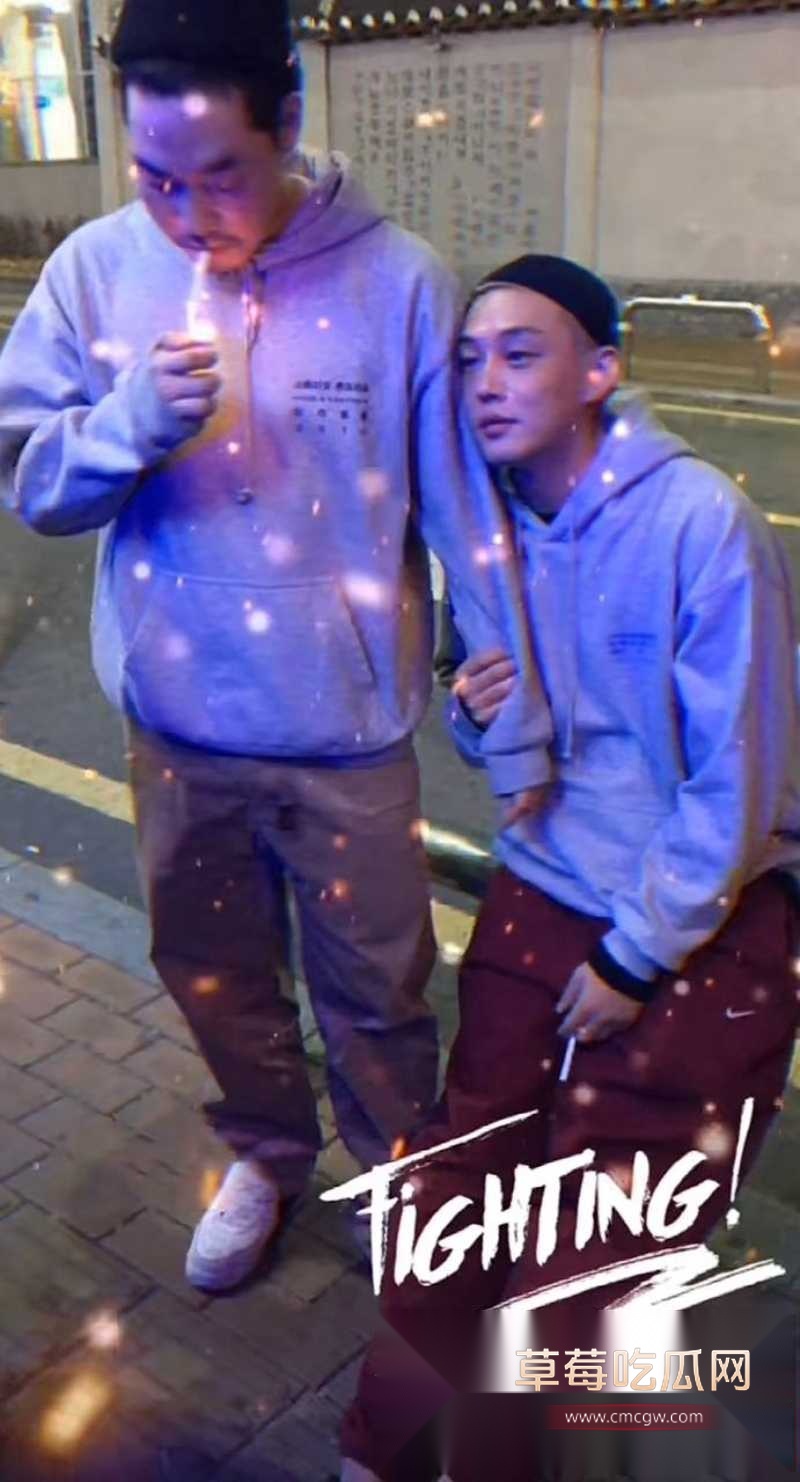 韩国影帝刘亚仁到上海男同酒吧与gay男亲密互动视频 4