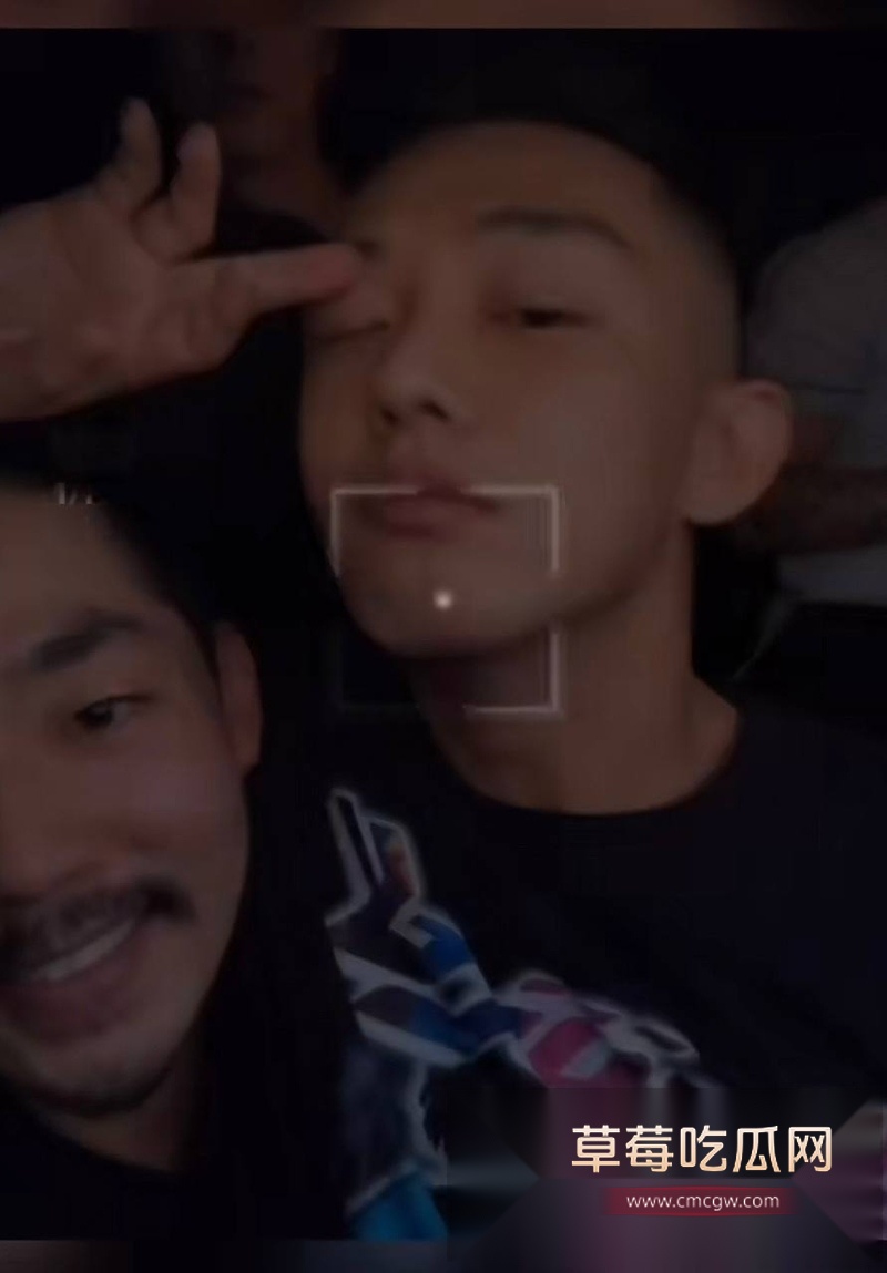 韩国影帝刘亚仁到上海男同酒吧与gay男亲密互动视频 5
