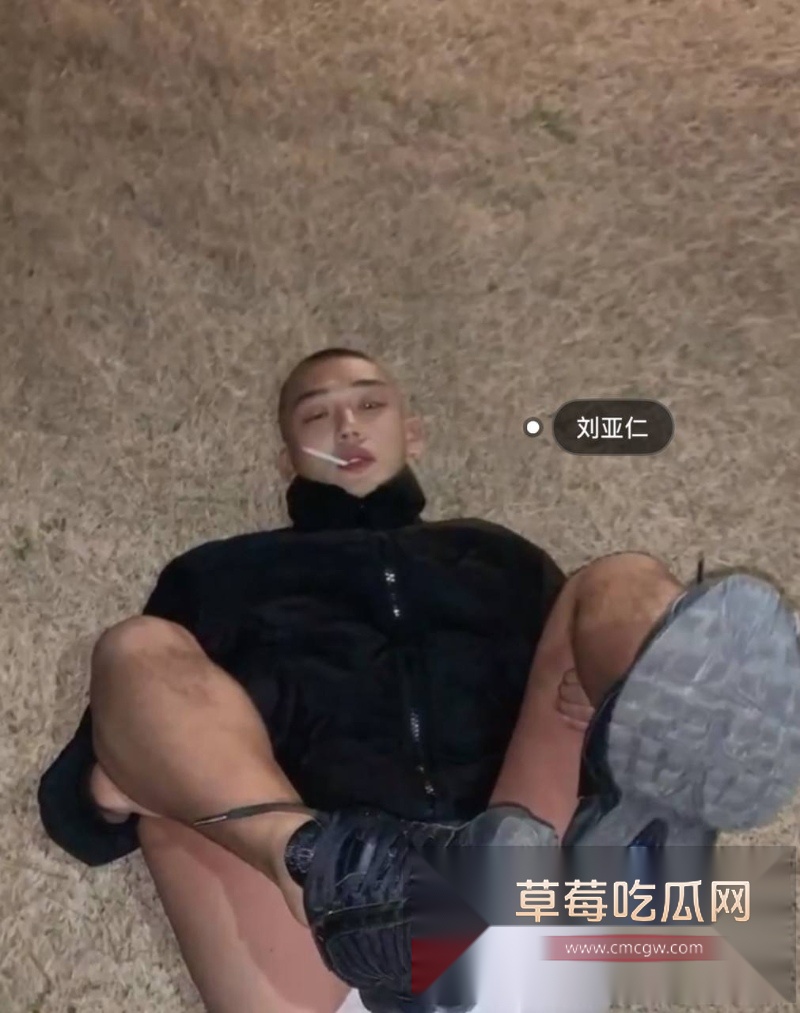 韩国影帝刘亚仁到上海男同酒吧与gay男亲密互动视频 6