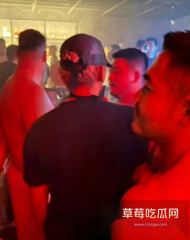 韩国影帝刘亚仁到上海男同酒吧与gay男亲密互动视频 13