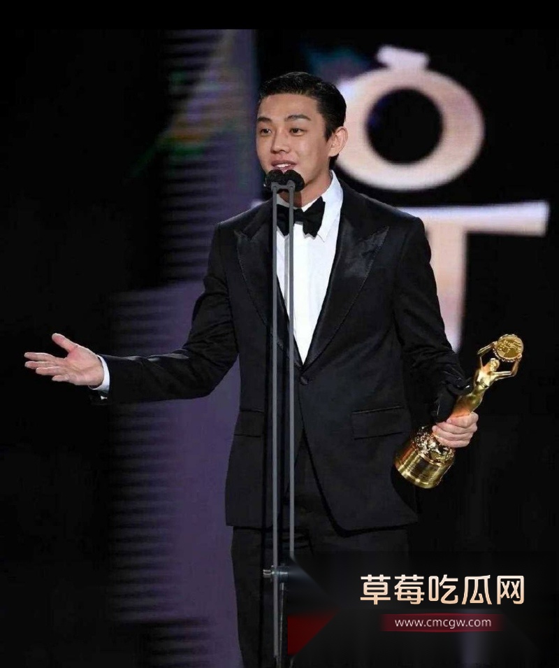 韩国影帝刘亚仁到上海男同酒吧与gay男亲密互动视频 17