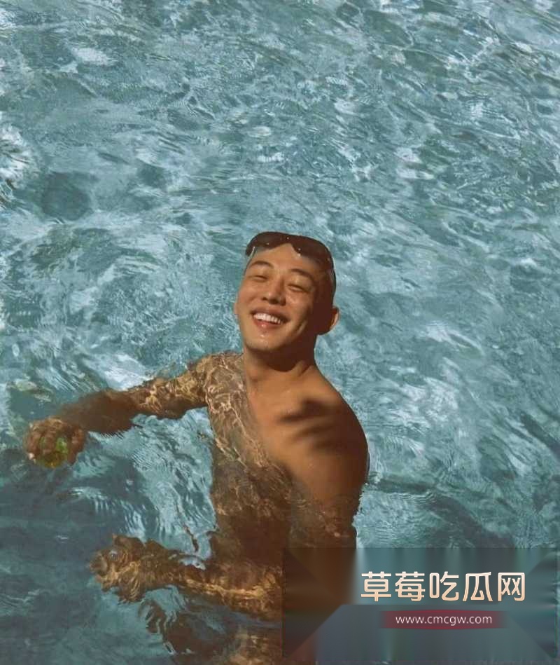 韩国影帝刘亚仁到上海男同酒吧与gay男亲密互动视频 30