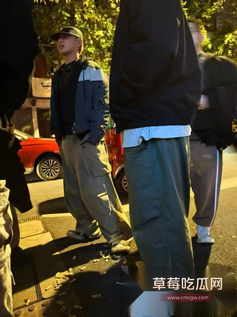 韩国影帝刘亚仁到上海男同酒吧与gay男亲密互动视频 40