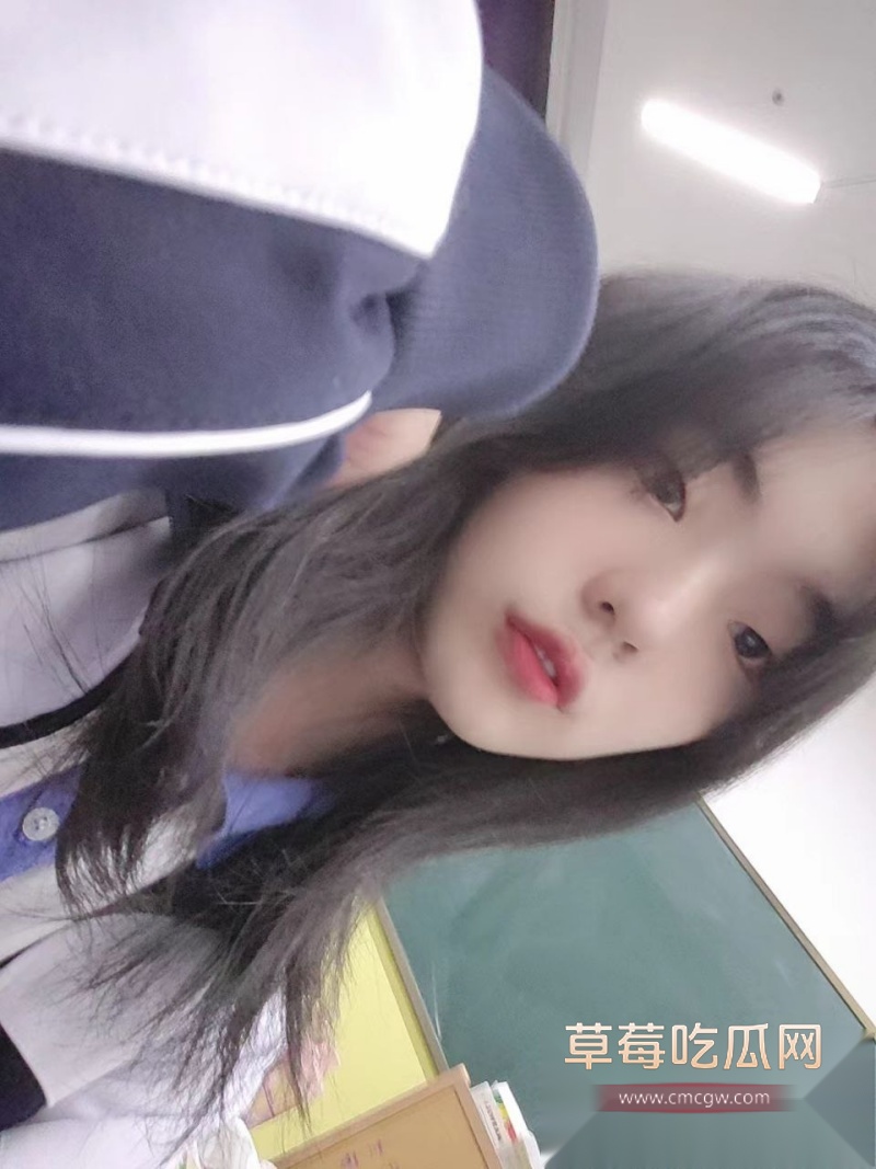 超级可爱的萌妹趁同学生不在宿舍私拍自慰露出 2 超级可爱的萌妹趁同学生不在宿舍私拍自慰露出 2