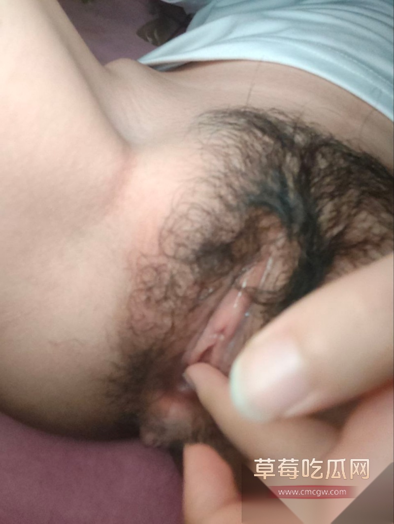 超级可爱的萌妹趁同学生不在宿舍私拍自慰露出 4 超级可爱的萌妹趁同学生不在宿舍私拍自慰露出 4