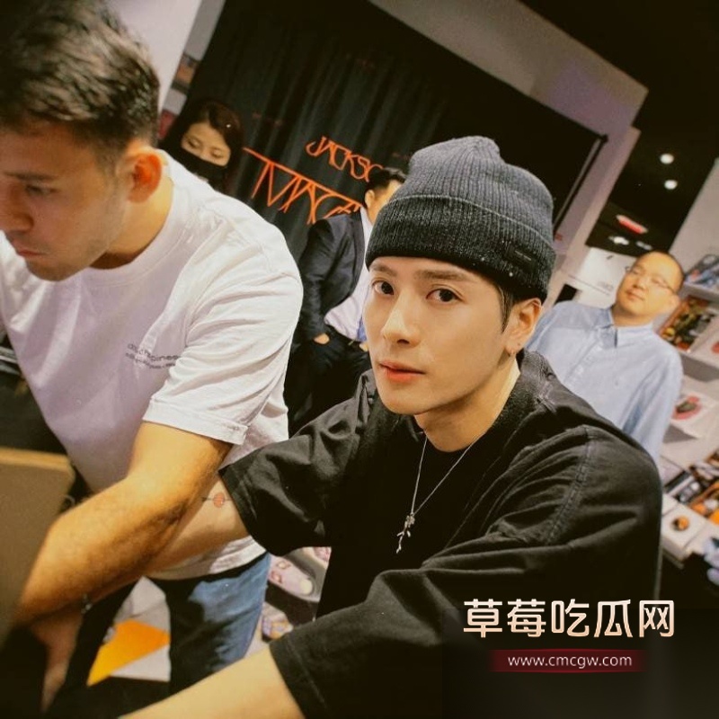 疑似王嘉尔草粉视频被人曝光 爆料人声称王嘉尔常去夜店与女粉喝酒蹦迪打炮 3 疑似王嘉尔草粉视频被人曝光 爆料人声称王嘉尔常去夜店与女粉喝酒蹦迪打炮 3