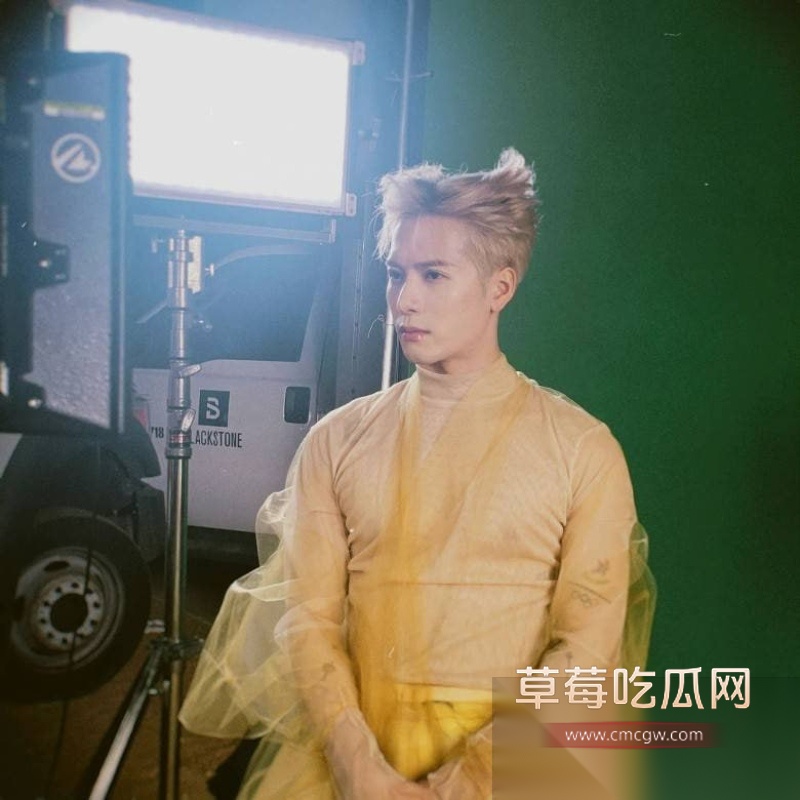 疑似王嘉尔草粉视频被人曝光 爆料人声称王嘉尔常去夜店与女粉喝酒蹦迪打炮 4 疑似王嘉尔草粉视频被人曝光 爆料人声称王嘉尔常去夜店与女粉喝酒蹦迪打炮 4