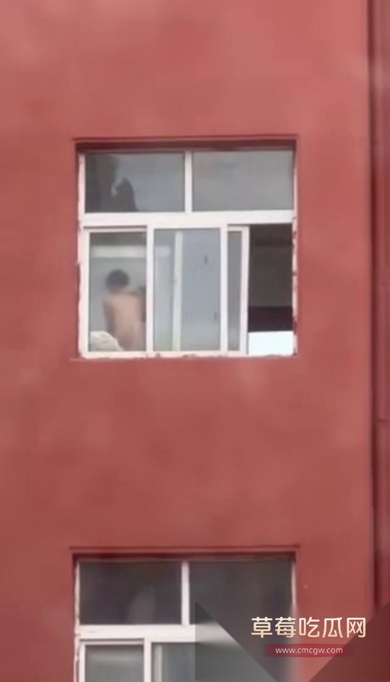 教学楼厕所里的大学生小情侣激情被偷拍 1