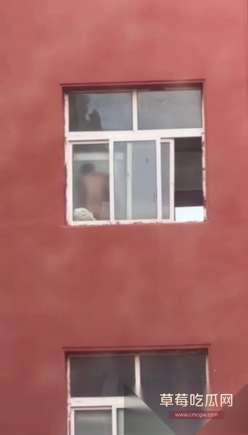 教学楼厕所里的大学生小情侣激情被偷拍 2