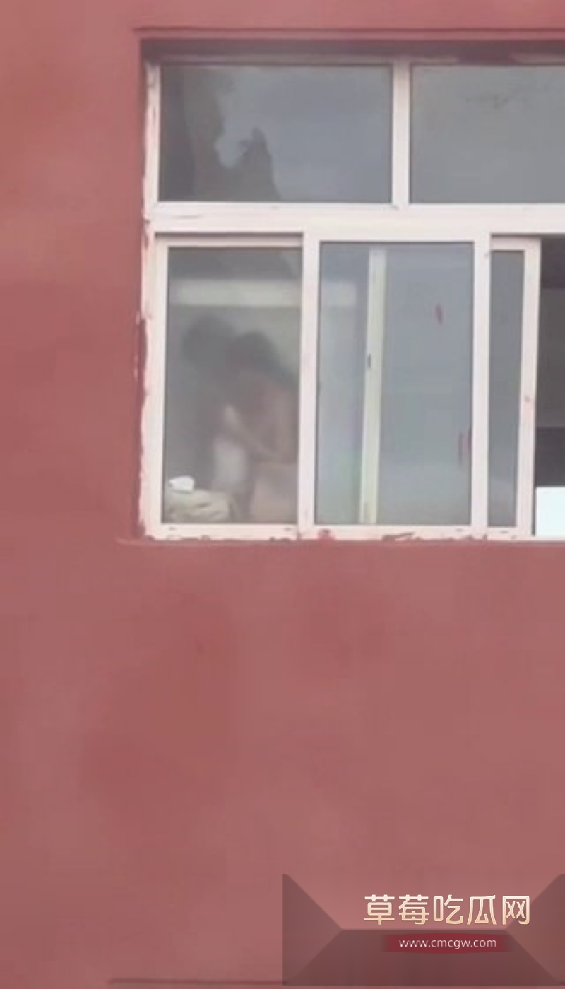 教学楼厕所里的大学生小情侣激情被偷拍 3