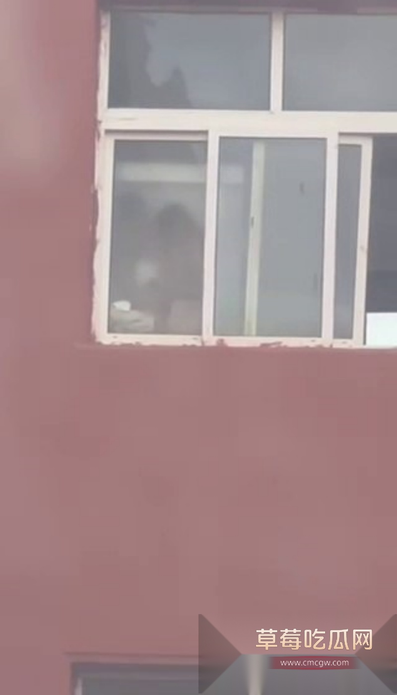 教学楼厕所里的大学生小情侣激情被偷拍 4