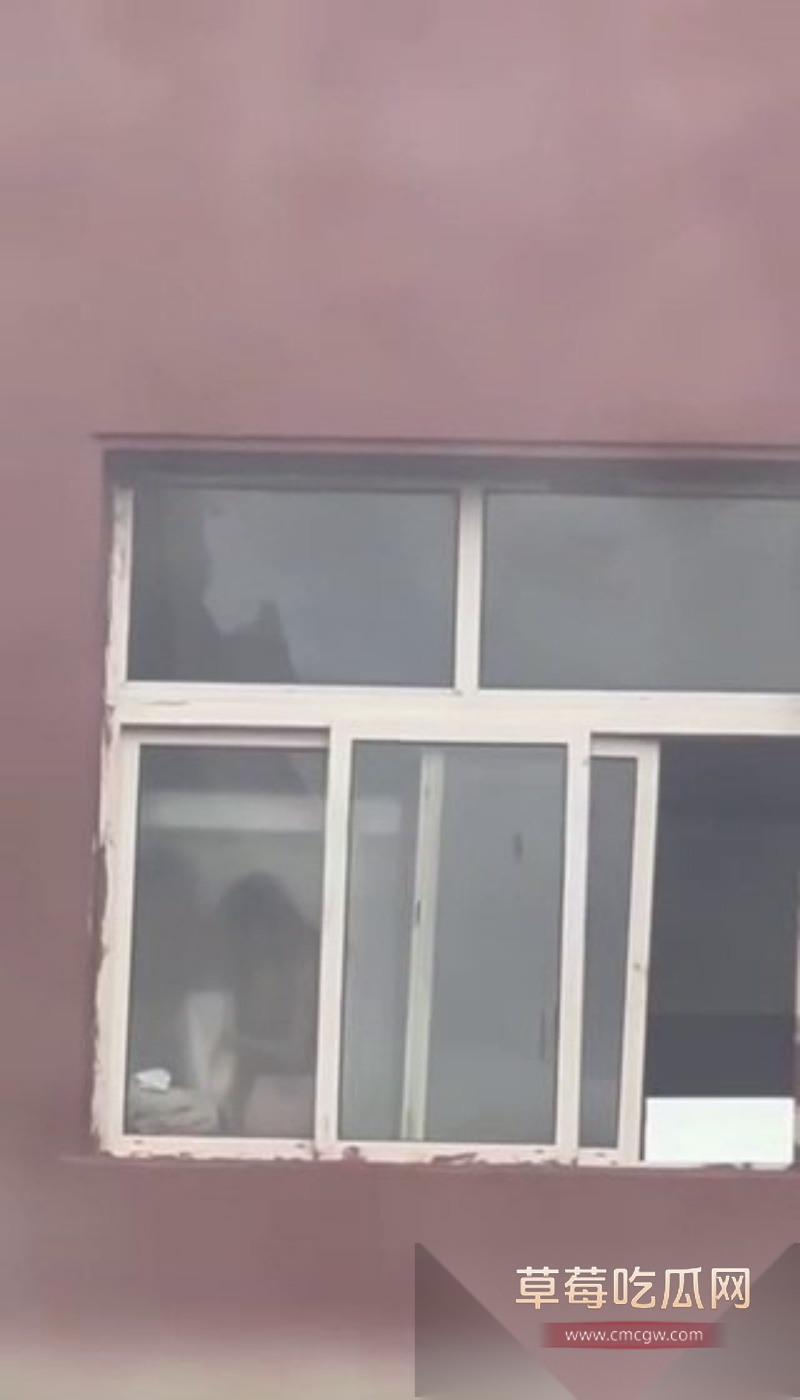 教学楼厕所里的大学生小情侣激情被偷拍 5