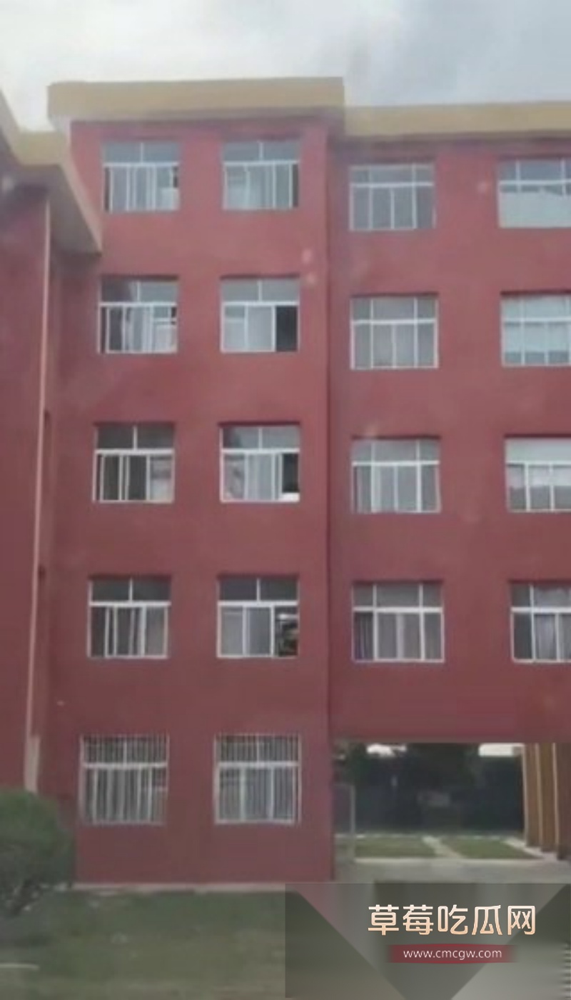 教学楼厕所里的大学生小情侣激情被偷拍 6