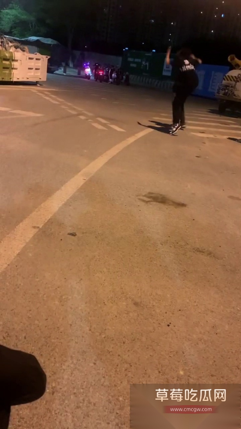 精神小伙霸凌群殴惊险瞬间 1 精神小伙霸凌群殴惊险瞬间 1