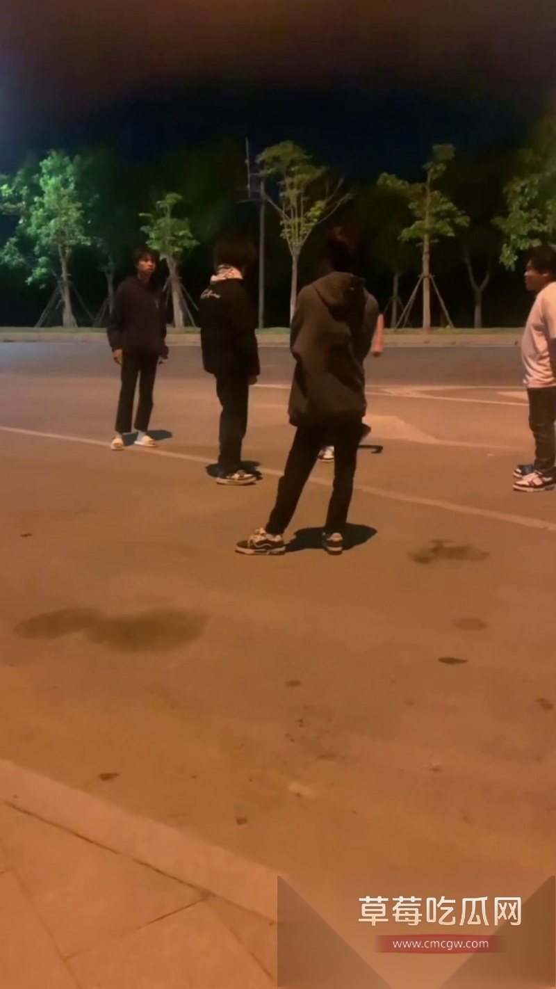 精神小伙霸凌群殴惊险瞬间 3 精神小伙霸凌群殴惊险瞬间 3