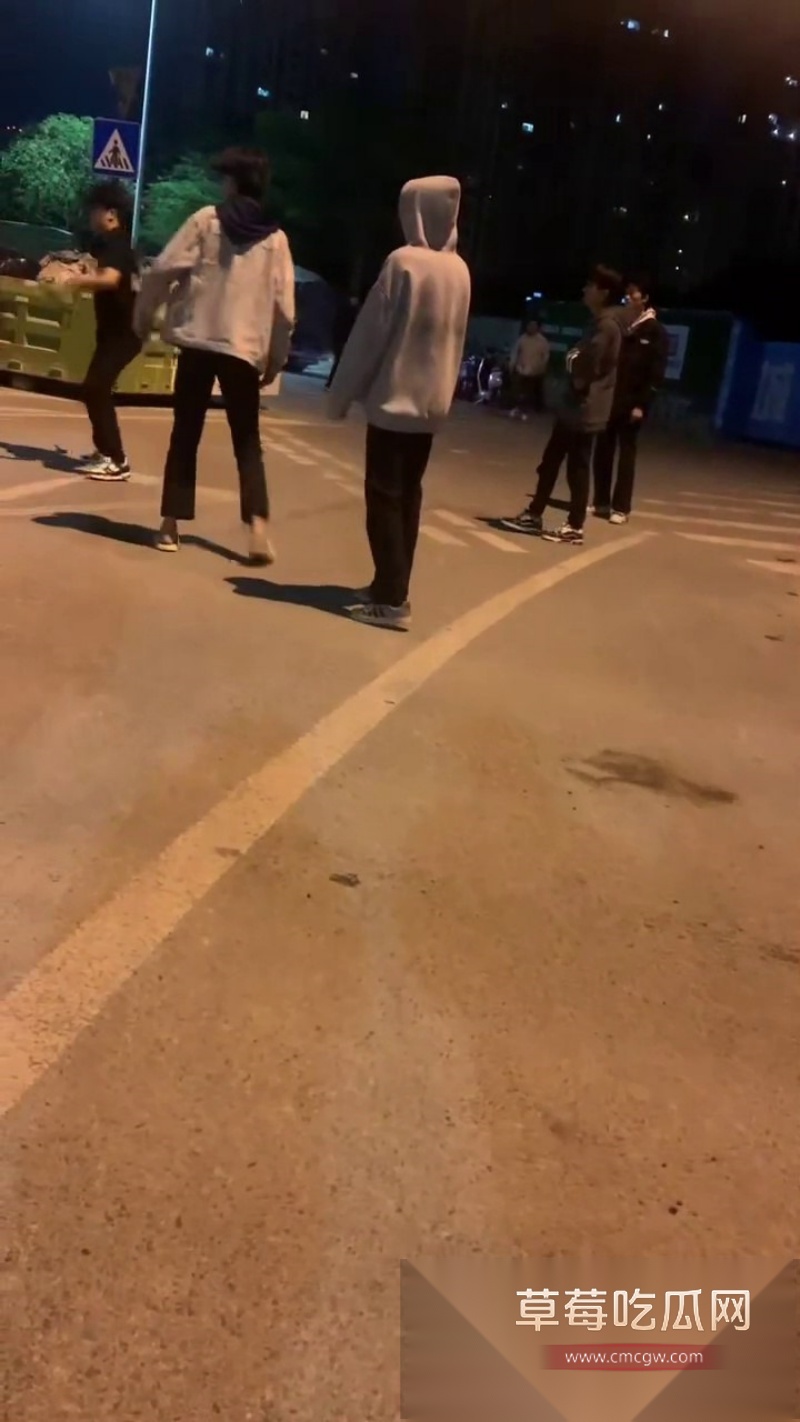 精神小伙霸凌群殴惊险瞬间 4 精神小伙霸凌群殴惊险瞬间 4