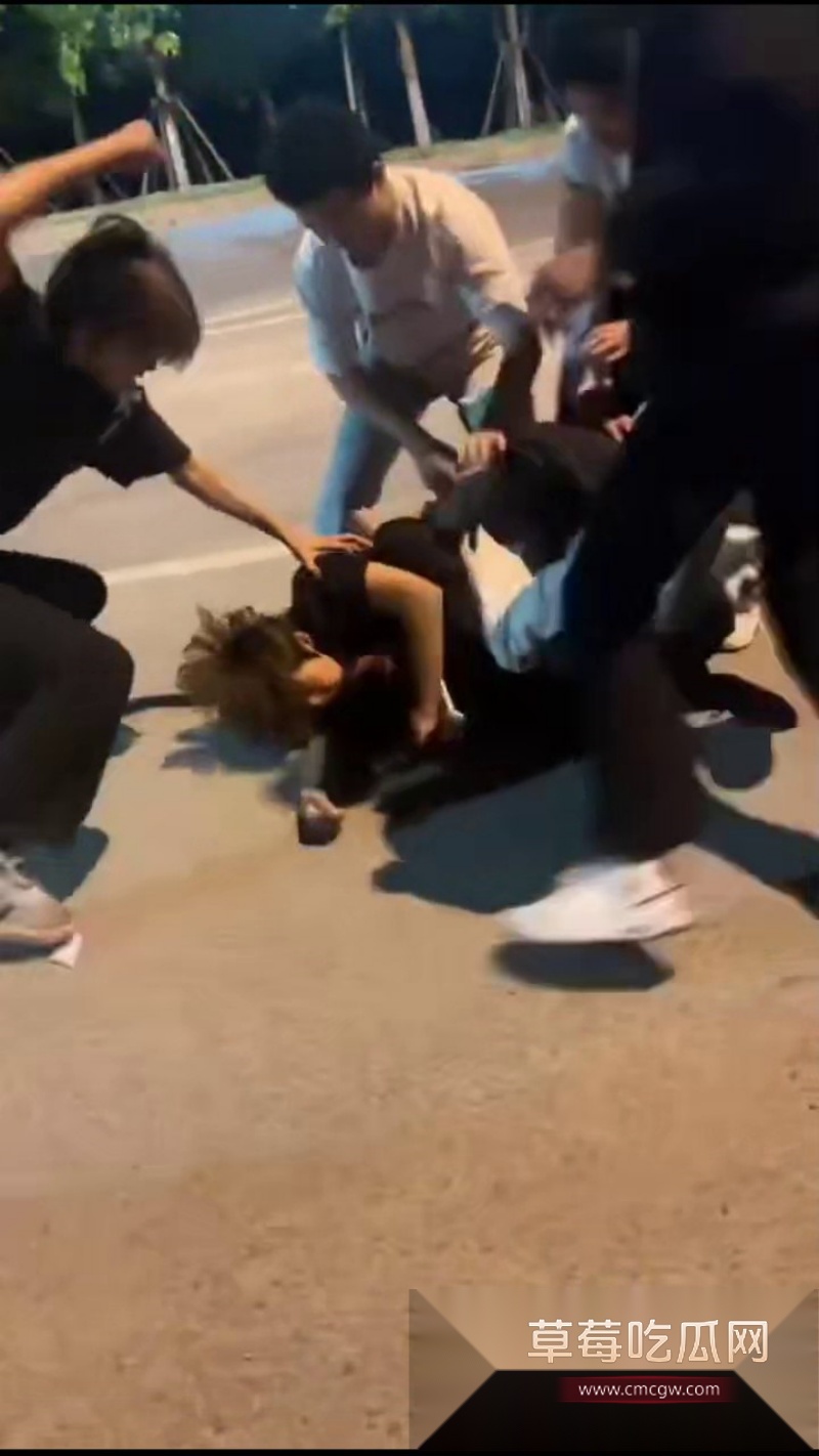 精神小伙霸凌群殴惊险瞬间 5 精神小伙霸凌群殴惊险瞬间 5