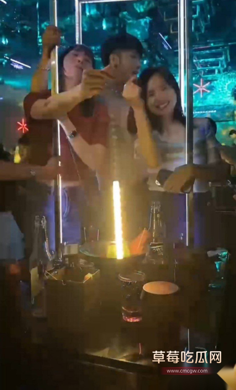 富婆和小仙女们的夜场淫靡生活爆光流出 6 富婆和小仙女们的夜场淫靡生活爆光流出 6