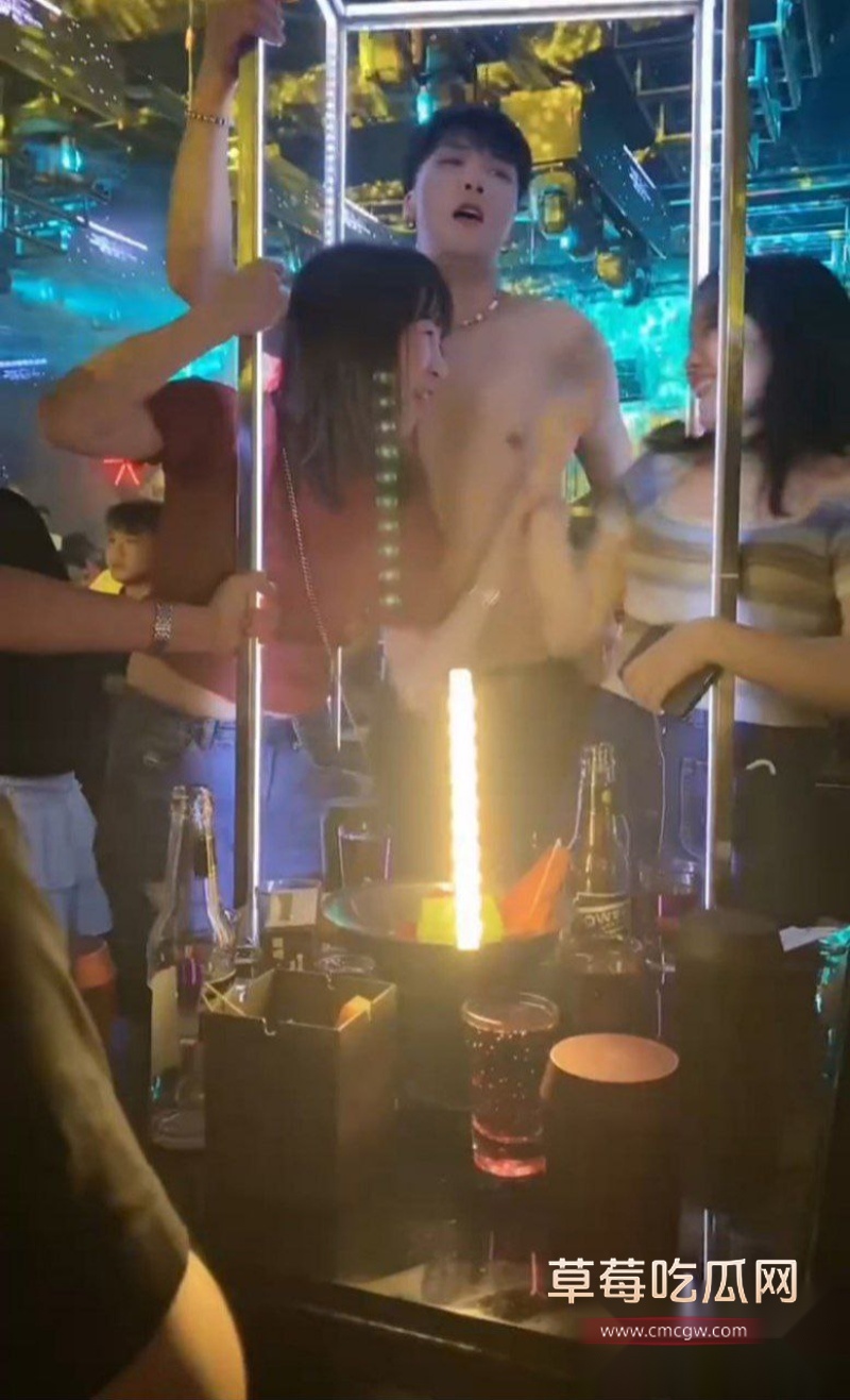 富婆和小仙女们的夜场淫靡生活爆光流出 7 富婆和小仙女们的夜场淫靡生活爆光流出 7