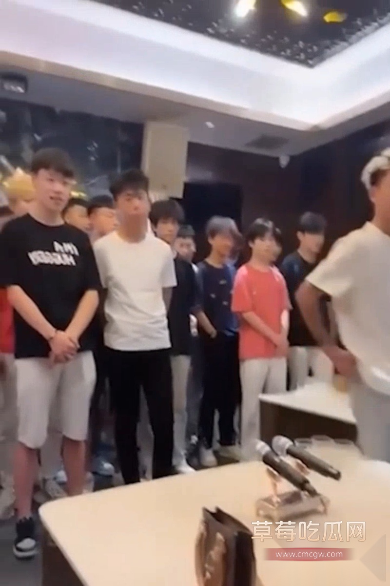 富婆和小仙女们的夜场淫靡生活爆光流出 2 富婆和小仙女们的夜场淫靡生活爆光流出 2