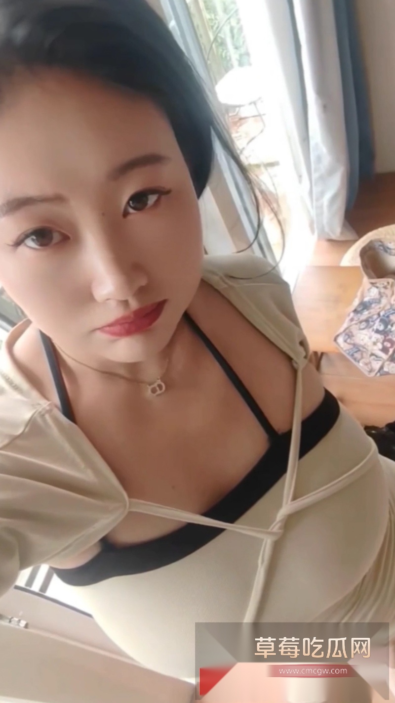 巨乳美艳少妇 娍 背着老公婆婆约炮邻居大叔  1