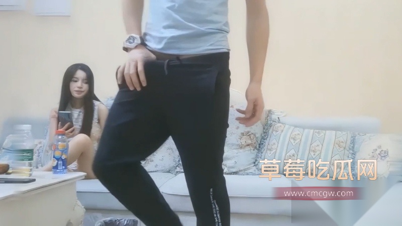 极品淫荡少妇趁老公不在家约炮友入室抱插骚逼 2 极品淫荡少妇趁老公不在家约炮友入室抱插骚逼 2