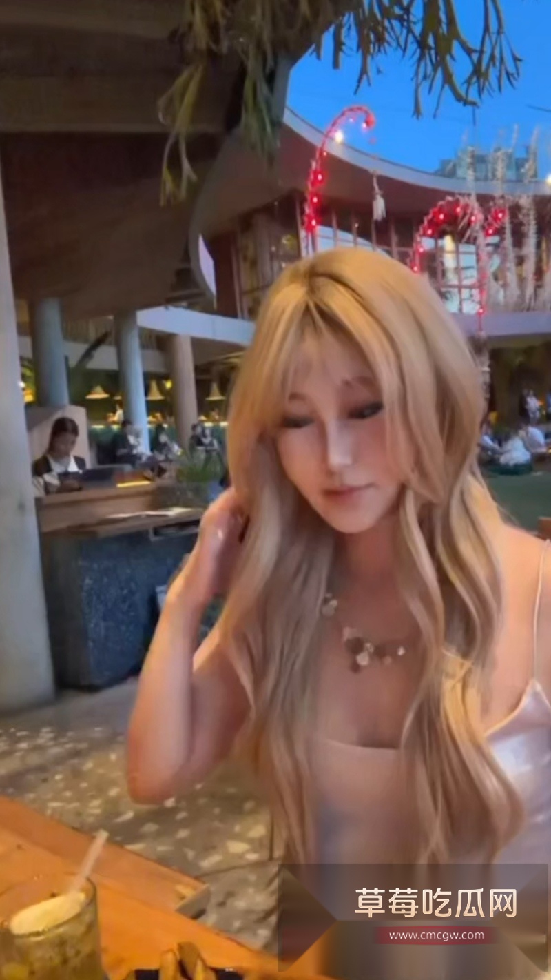 推特网红小小咪在旅行途中遭肌肉男搭讪 1