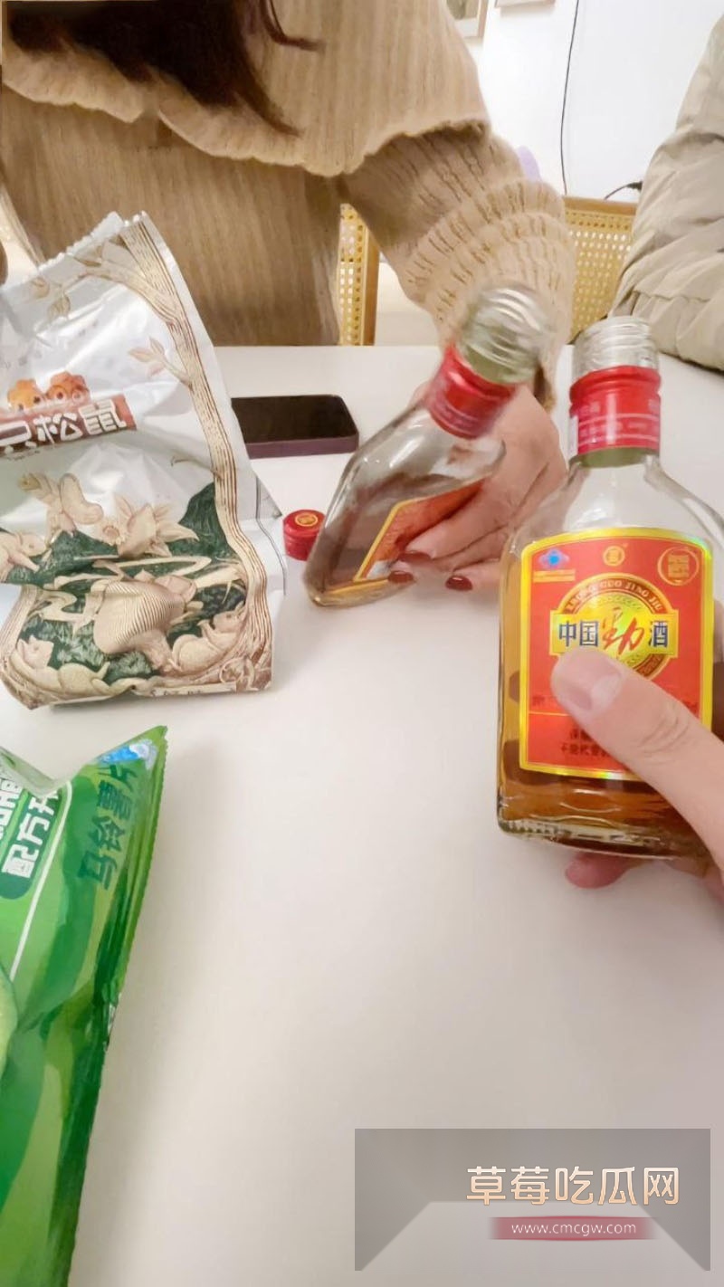 海角社区喜欢多P跟别人一起操自己老婆 7