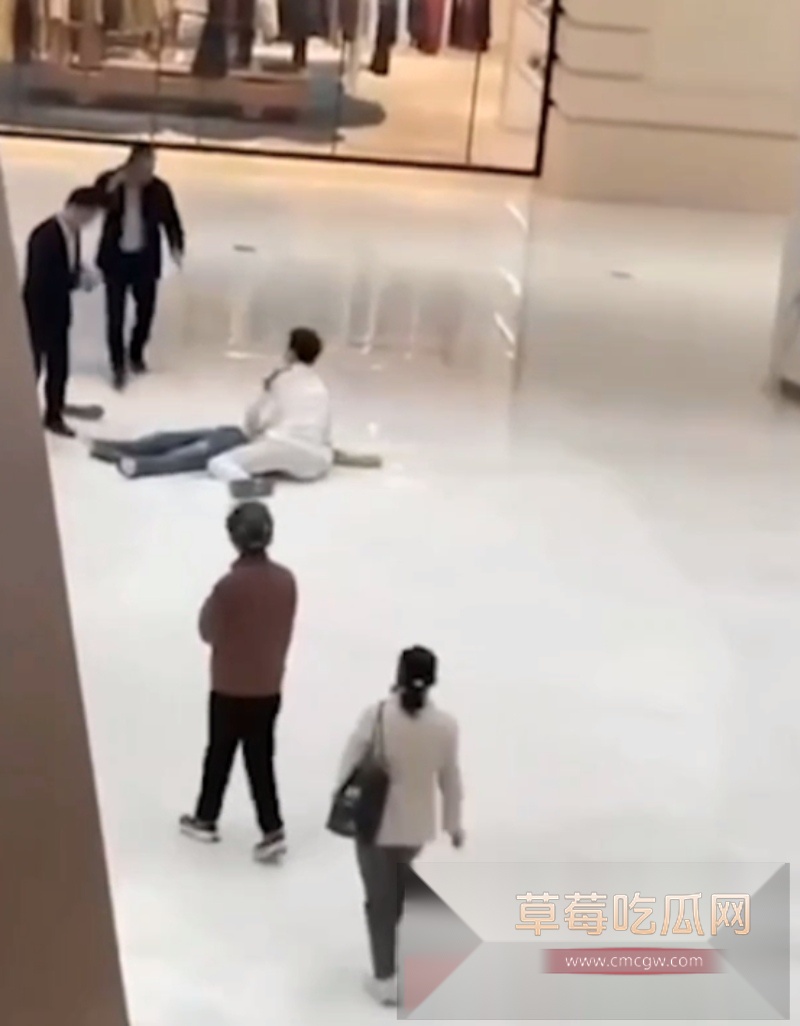 傲娇小仙女因男友没给自己买LV包 当场从银泰中心6楼一跃而下 10 傲娇小仙女因男友没给自己买LV包 当场从银泰中心6楼一跃而下 10