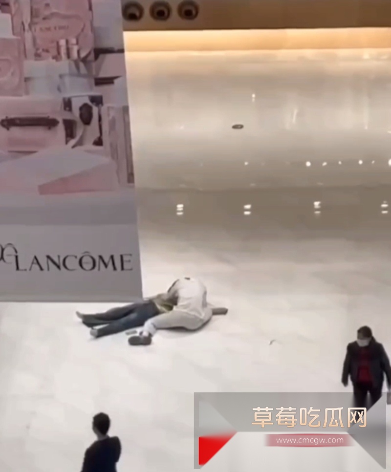 傲娇小仙女因男友没给自己买LV包 当场从银泰中心6楼一跃而下 12 傲娇小仙女因男友没给自己买LV包 当场从银泰中心6楼一跃而下 12