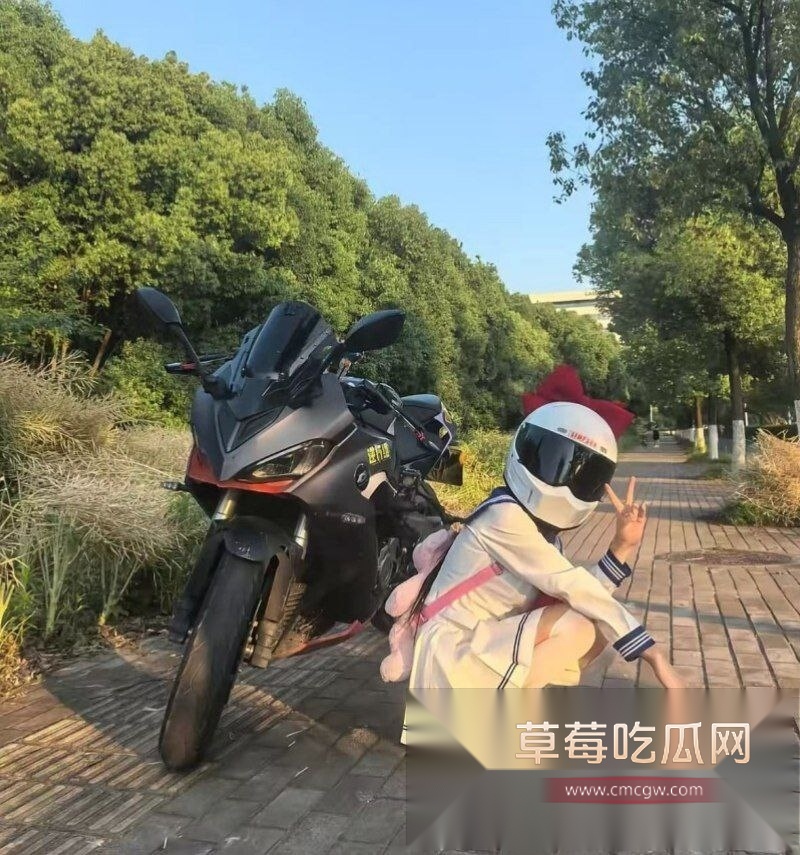 抖音1.5w粉丝机车擦边少女 秋宝 为了流量在直播间大放福利 4 抖音1.5w粉丝机车擦边少女 秋宝 为了流量在直播间大放福利 4