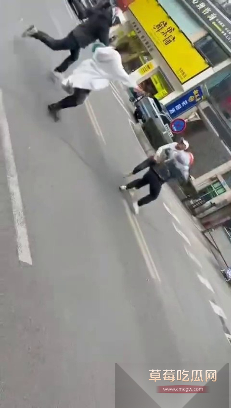 淘宝闪购骑手与商家爆发激烈冲突 商家不讲武德持械伤人 却被骑手反杀 1 淘宝闪购骑手与商家爆发激烈冲突 商家不讲武德持械伤人 却被骑手反杀 1