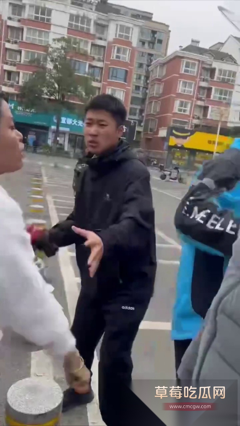 淘宝闪购骑手与商家爆发激烈冲突 商家不讲武德持械伤人 却被骑手反杀 2 淘宝闪购骑手与商家爆发激烈冲突 商家不讲武德持械伤人 却被骑手反杀 2